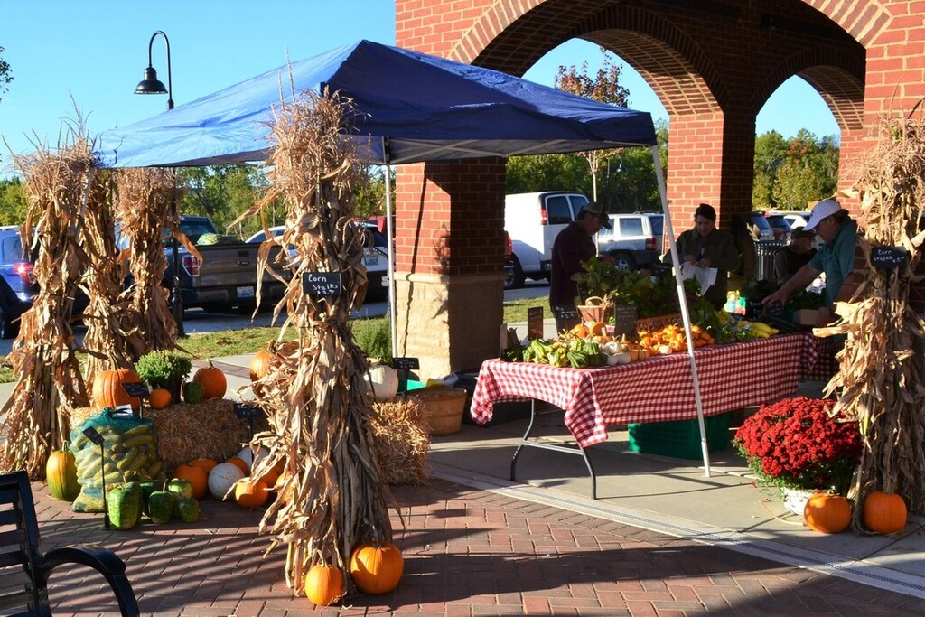 These gorgeous Saturday mornings are perfect for a visit to The LaGrange Farmers' Market and Artisans and a stroll through Historic La Grange Kentucky Main Street, shopping and enjoying the sights and sounds of Fall. You're sure to run into someone you know , something to ea…