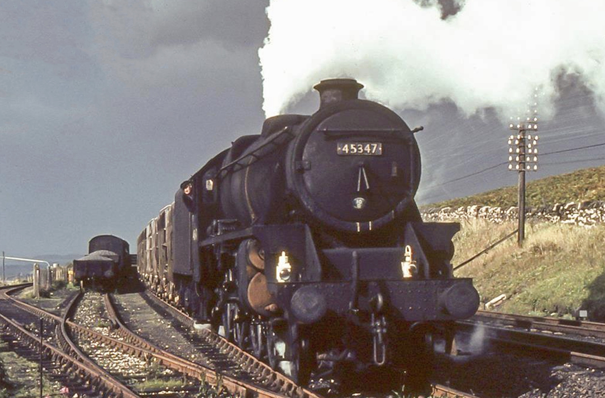 NowtbutaLad's tweet photo. A BR Class 'Black 5' no. 45437 from Lostock Hall Shed (10D) nr. Preston at the head of a train at the Ribble Cement sidings nr. #Clitheroe, c1964 [photo: Clitheroe Past &amp; Present]. @crl_live @RValley_Line @RAIL #Lancashire #RibbleValley #Lancashire https://t.co/bwTo6ZO0Zd