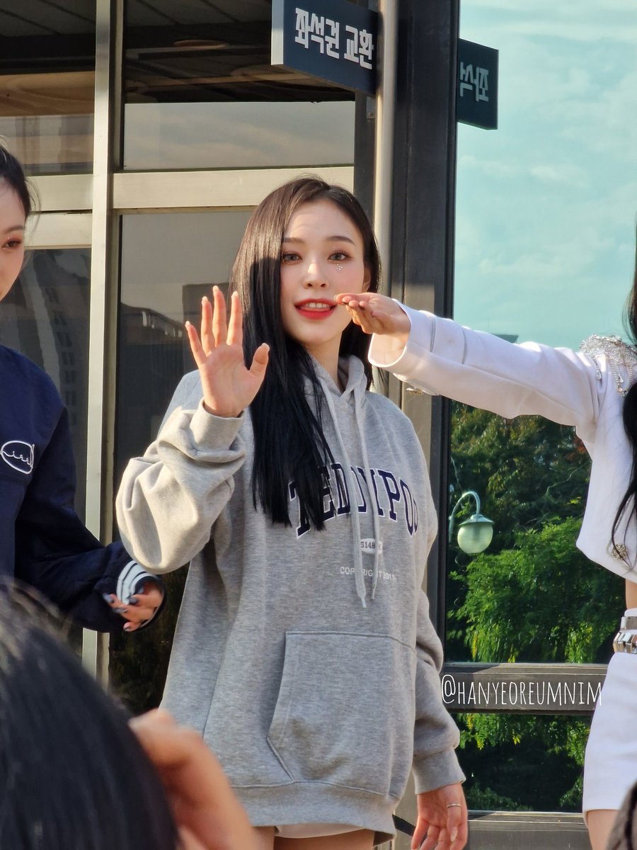 hanyeoreumnim's tweet photo. Hi~ 👋
Dreamcatcher 221021 ♡
#Dreamcatcher_VISION #dreamcatcher #YUHYEON #HANDONG #SUA #SIYEON #minifanmeet #유현 #한동 #수아 #시연 https://t.co/fDtINKu058