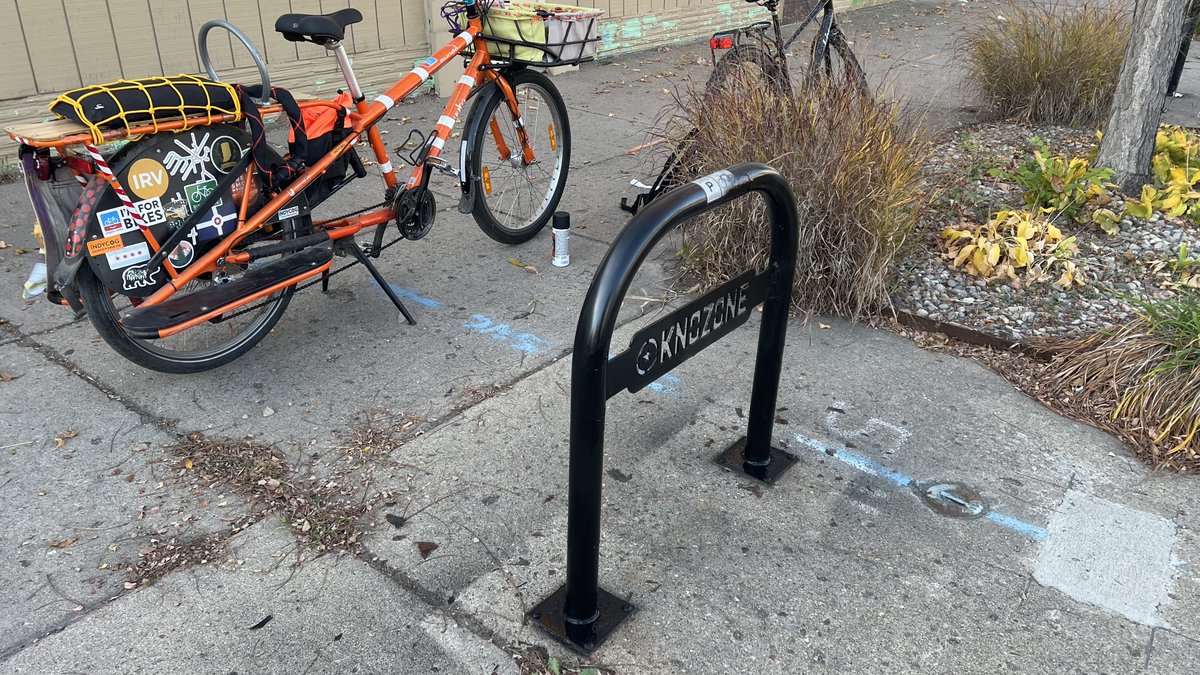 BikeIndpls's tweet photo. Big thanks to some members of our Advocacy Committee, who spent their Saturday morning giving some Knozone bike racks a fresh coat of paint! Before and after pictures shown below! https://t.co/cqvjTcMgoH