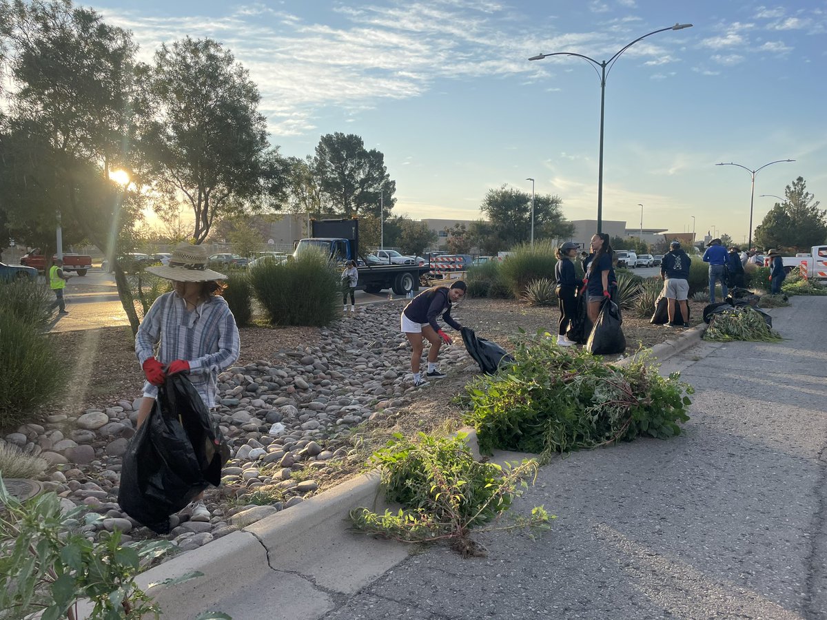 Showed our love for the lower valley bright and early this morning by assisting the city in their weed clean up project! Thank you to all parents who helped and our brothers in blue @DVHSMensSoccer who participated! #LowerValleyPride #OFOD