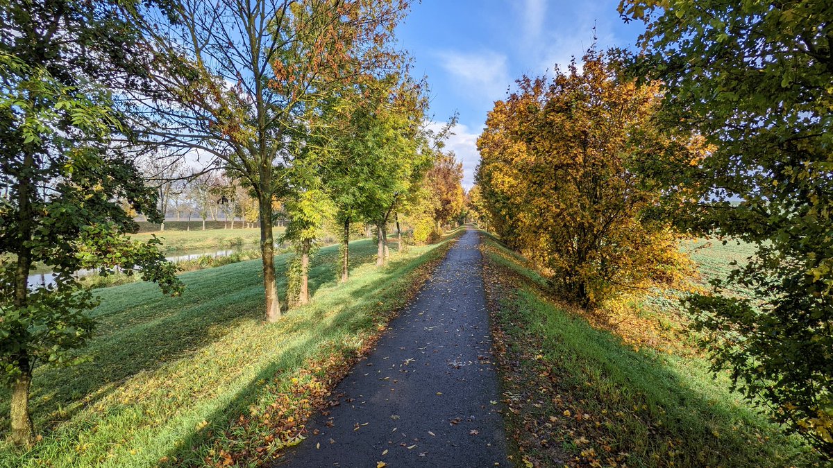 Sabine_MD's tweet photo. Es war die richtige Entscheidung, den #Unstrutradweg im farbenfrohen #Herbst noch einmal zu radeln und nach dem Regen von gestern hat die Sonne es heute gut gemeint auf der Etappe vom Campingplatz Weißensee bis Kirchscheidungen. @Unstrutradweg https://t.co/TQfwpTGE3F
