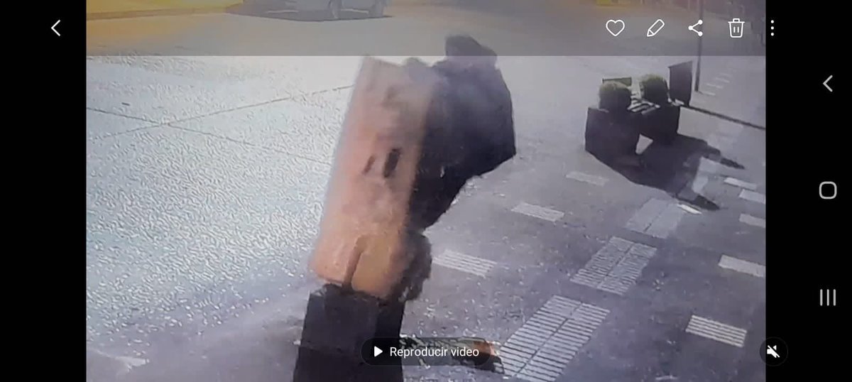 Juaneduardoconc's tweet photo. Trabajo de centralistas municipales a cargo de cámaras de TELEVIGILANCIA captan momento exacto en que una persona destruye escultura patrimonial. 

Se dió aviso inmediato a Carabineros lo que permitió su detención. https://t.co/VNJbTq2F5z