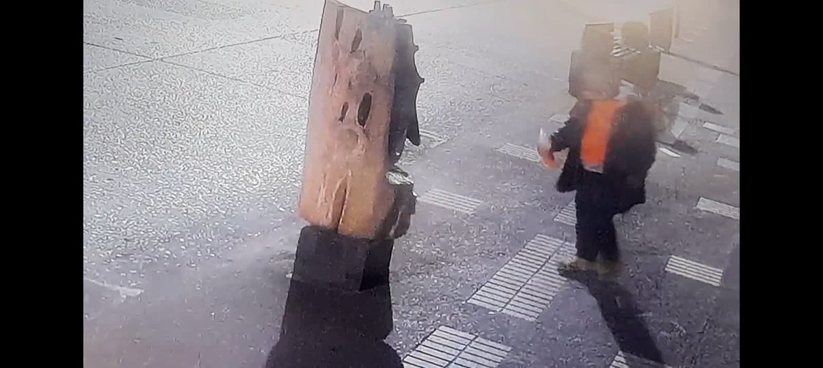Juaneduardoconc's tweet photo. Trabajo de centralistas municipales a cargo de cámaras de TELEVIGILANCIA captan momento exacto en que una persona destruye escultura patrimonial. 

Se dió aviso inmediato a Carabineros lo que permitió su detención. https://t.co/VNJbTq2F5z