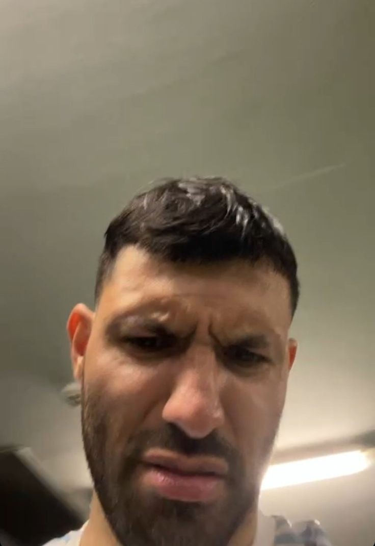 rikipeep's tweet photo. Cuando se abre la Cámara frontal sin querer https://t.co/IYdS74JOqM