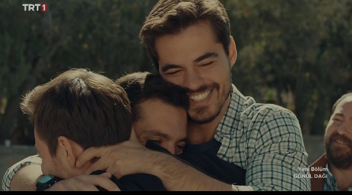 "Biz üç kişi değildik, tek kişiydik. 
 Üç ayrı bedende tek bir yürek..."

#GönülDağı #OmuzOmuza