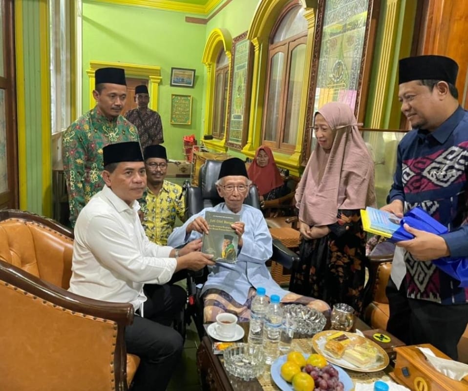 OrshidSumsel's tweet photo. @BNPTRI Brigjen pol Achmad Nurwakhid Direktur Pencegahan BNPT mengunjungi Kyai Muchtar Muthi
pondok pesantren Majmaal Bahrain Hubbul Wathon Minal Iman Shiddiqiyyah https://t.co/sMAEc2j5Cx