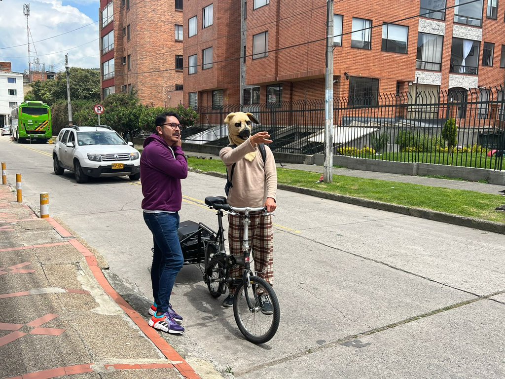 canalelcedro's tweet photo. Se disfraza de perro para invitar a sus vecinos a recoger los excrementos de sus mascotas. Este hecho insólito ocurrió en Barrancas y Cedro Golf, de la Localidad de Usaquén. Detalles, en el siguiente video: https://t.co/RedlGT7ZXQ https://t.co/p7Vqcvuxzk