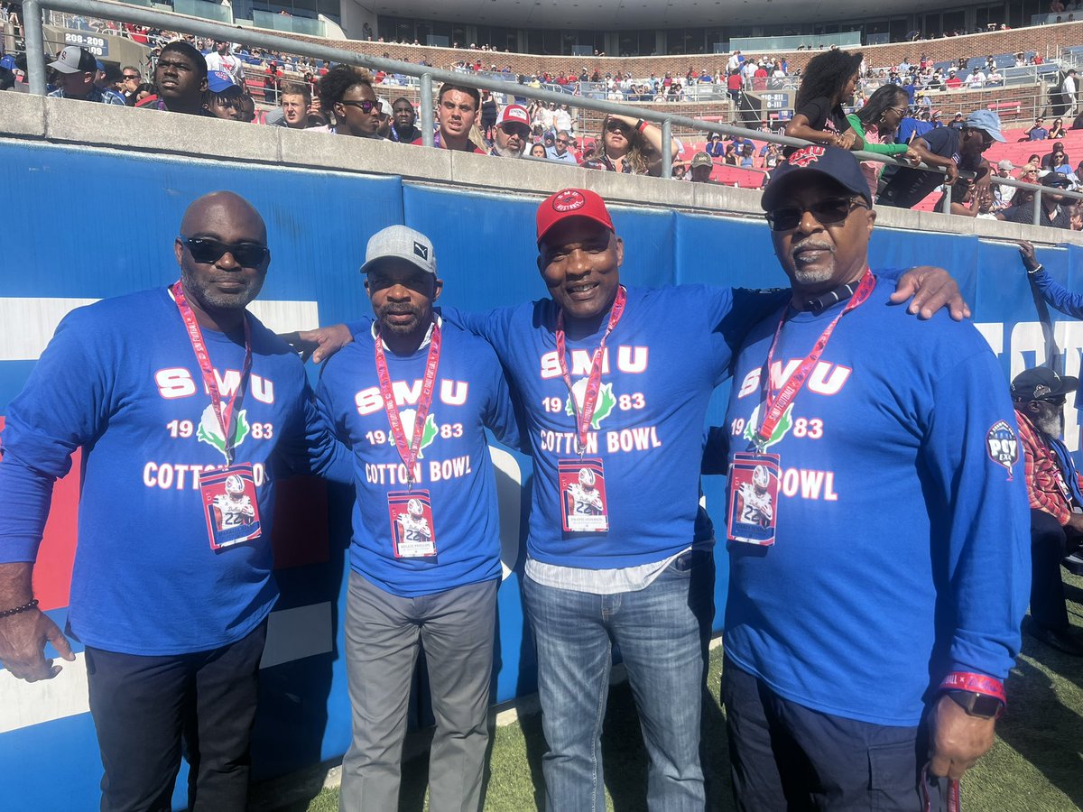 CottonBowlGame's tweet photo. Celebrating 40 years #LikeNoOther!

@SMUFB honored its 1982 Mustangs team that capped the season with a victory in the 1983 Cotton Bowl Classic. https://t.co/qmtvHotSNT