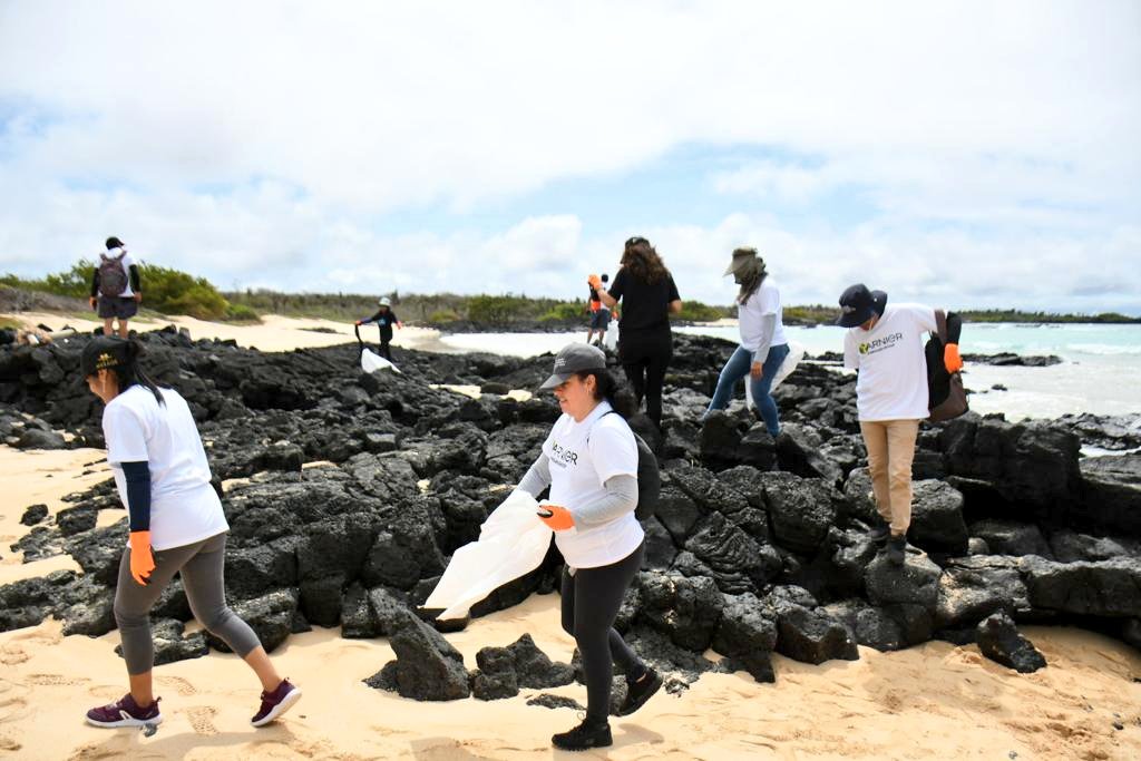 Nos unimos por amor a #Galápagos.
Celebramos #10AñosABG, junto a <a href="/verdemilenio/">Verde Milenio</a> y <a href="/FrenteIRMG/">Frente Insular de la RMG</a> realizamos recolección de basura en la playa El Garrapatero. Agradecemos a <a href="/parquegalapagos/">Parque Galápagos</a> por el acompañamiento y autorización para el desarrollo de esta actividad.