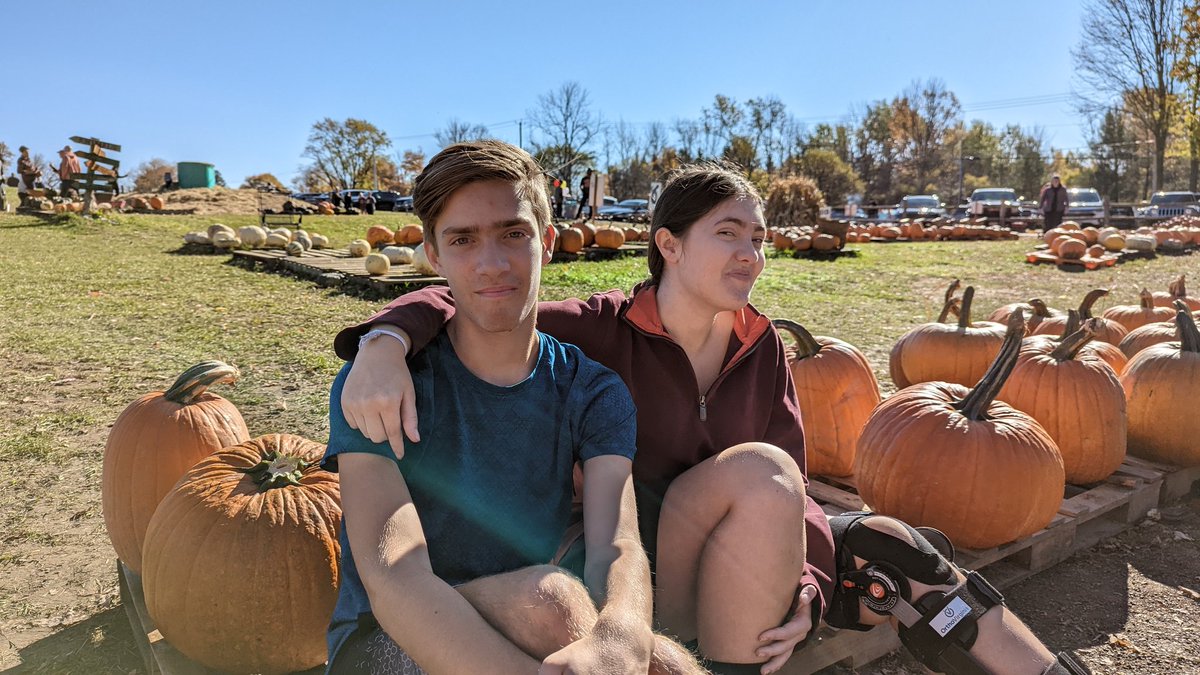 cvelardi's tweet photo. ...the kids agreed to recreate a pumpkin patch photo... #DadPost https://t.co/z2O3r1bVpK