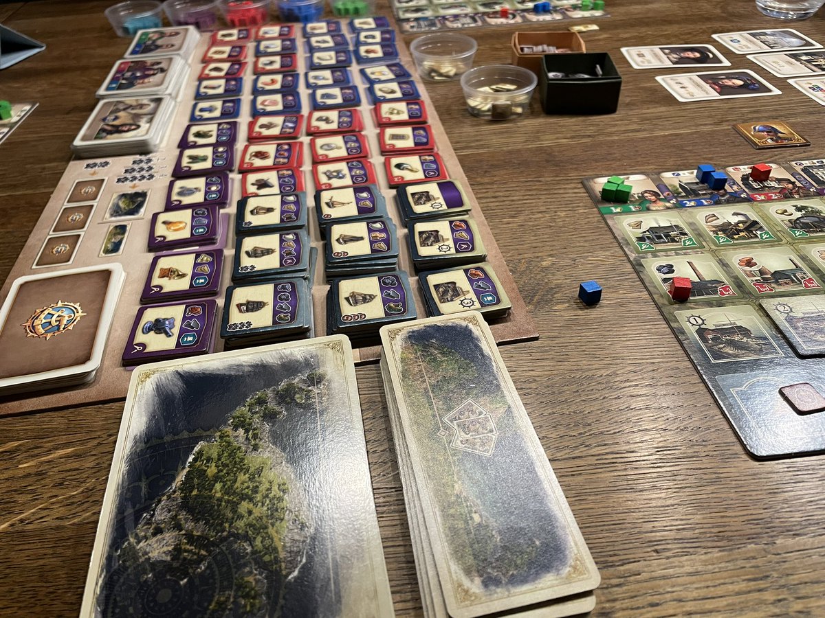 Ja gut. Da bekomme ich die Elfjährige endlich (!) dazu, mit uns Anno 1800 zu spielen (hab ihr zum Anfixen vor einiger Zeit erstmal das PC-Spiel gezeigt) und dann gewinnt sie direkt. Hach. 😃 War zu dritt, sieht man auf dem Foto nicht so gut.