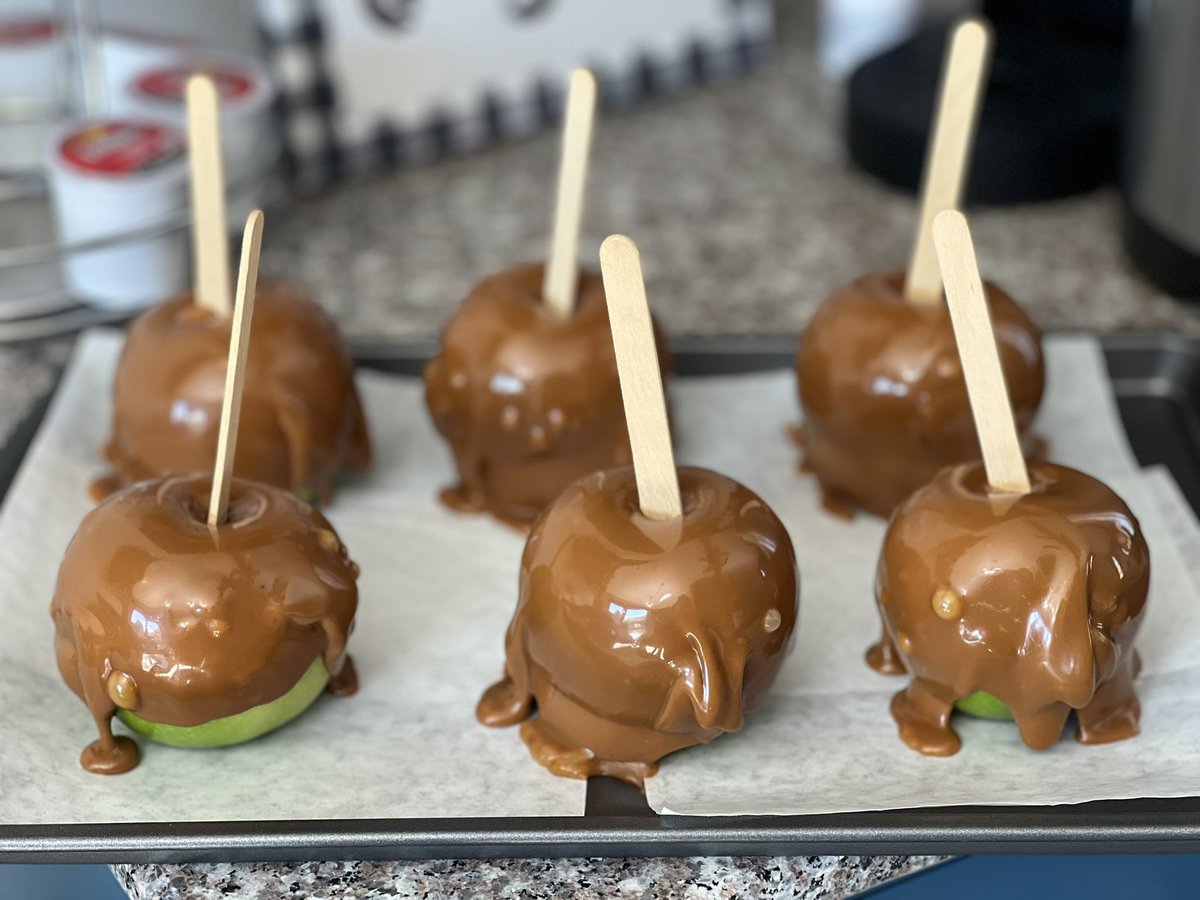 HSRee084's tweet photo. Carmel apples for #83C are done! Thanks, Emily Crawford and Emilie Smith, for wrapping these up for me. Can't wait for tomorrow!! #busministry #itsalmostsunday https://t.co/v9txCEaanb