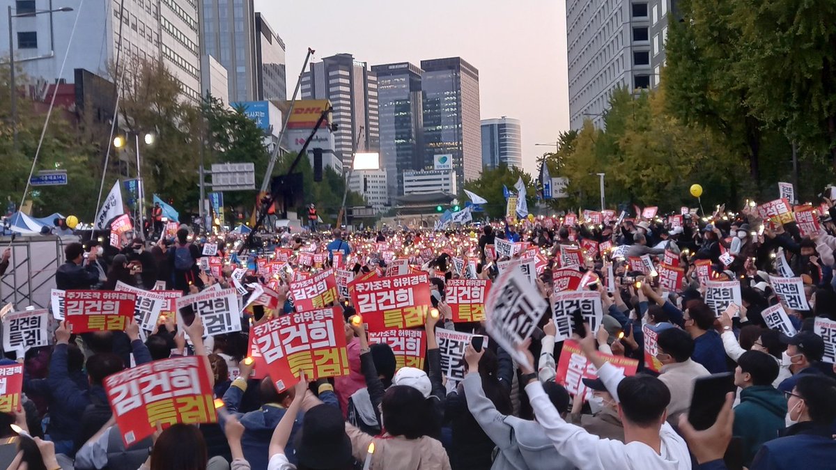 binmudum's tweet photo. 남대문부터 광화문까지 인산인해 이룬 10월22일 '윤석열퇴진,김건희구속' 촛불집회는 검찰독재 종말 신호탄이다. 이 구름인파를 경찰은 1만6천명이라고 발표했다. '목구멍이 포도청'인 처지를 이해하지만 너무했다. 박근혜 촛불집회보다 훨씬 많은 인파라는 것이 중론이다. 'XX들이 쪽팔려서 어떻하나' https://t.co/0j1jg7XlG4