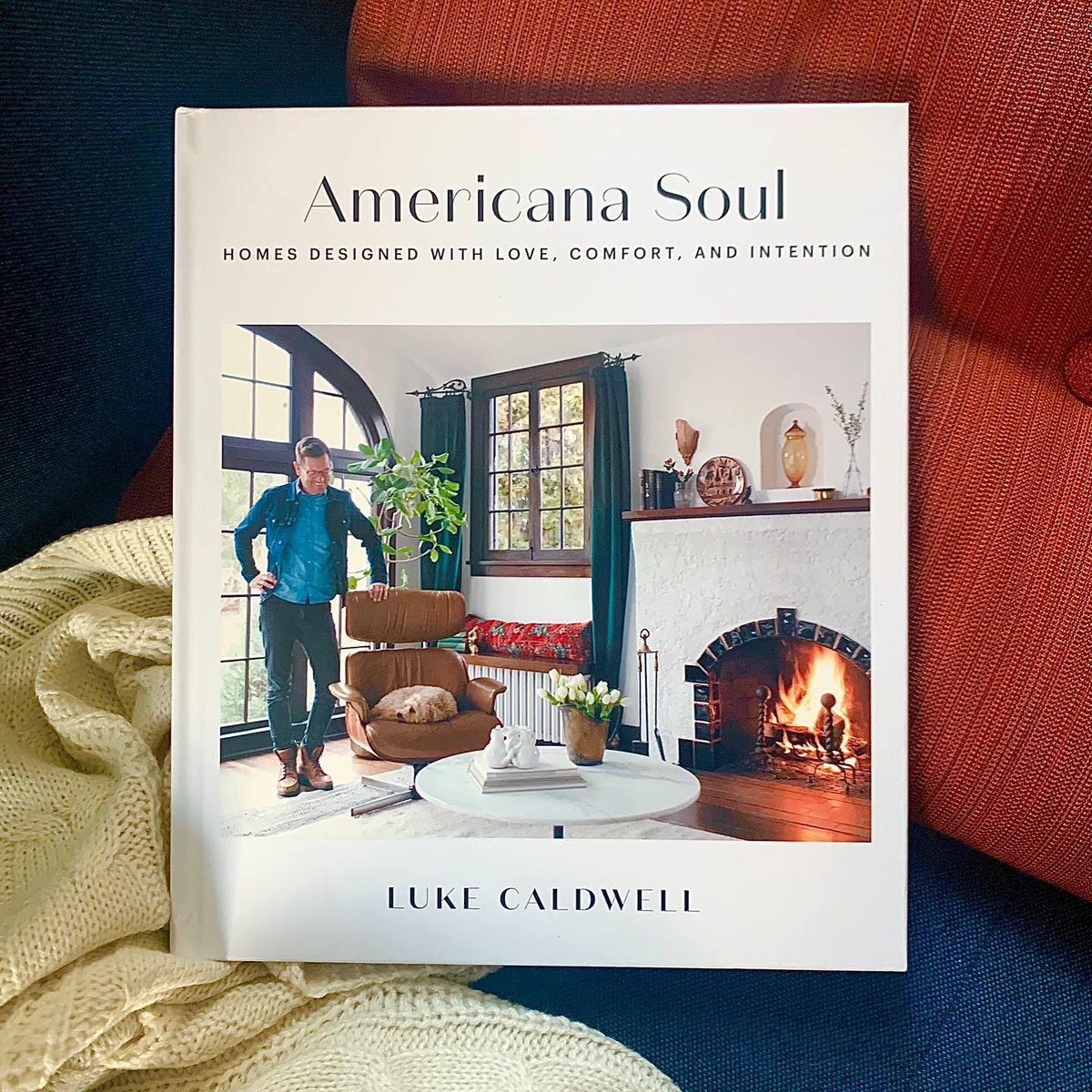 ✨<a href="/lukecaldwell/">Luke Caldwell</a>, founder of the Timber and Love design &amp; build firm and HGTV star of "Boise Boys" &amp; "Outgrown," as he shares his design philosophy for creating timeless &amp; organic home designs in this aspirational &amp; accessible book: spr.ly/6012Mm6qn

📸 <a href="/_SimonElement/">Simon Element</a>