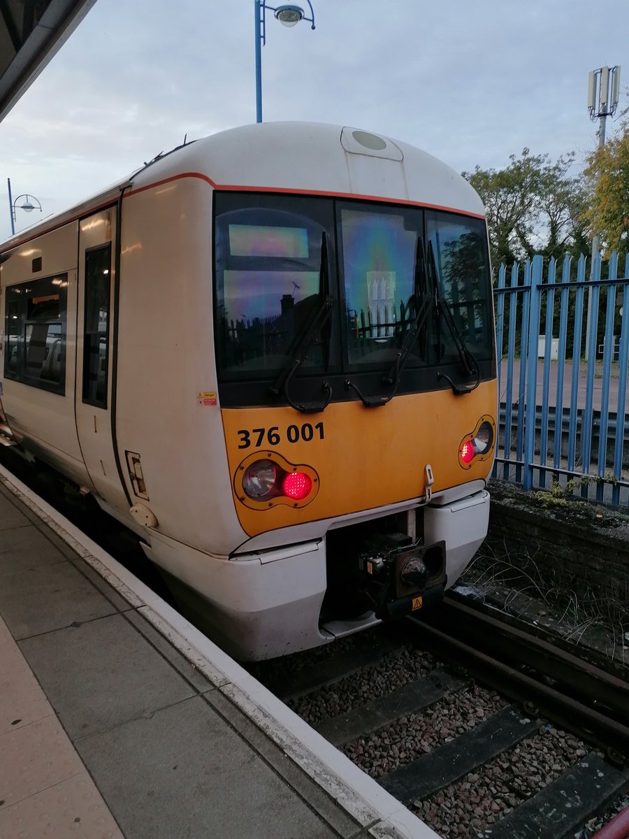 kenttraindriver's tweet image. I forgot what a clean 376 looked like, need my sun glasses! #class376 #train #Orpington