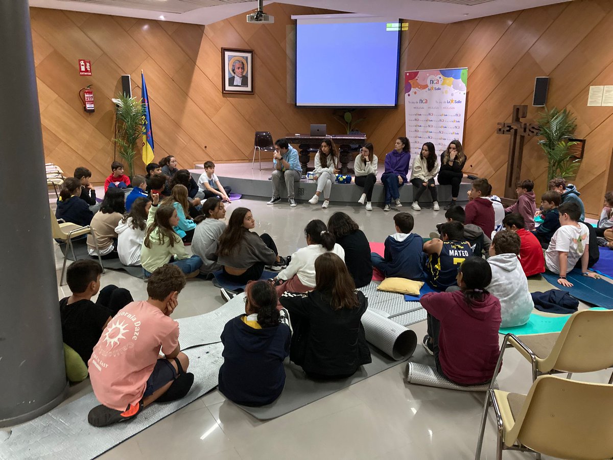 LaSalleInstituc's tweet photo. Los Grupos de los viernes están genial, pero una convivencia de #ILSA_Grupos @gruposlasalle es otro tema. Juegos, catequesis, oración, velada, "dormir" juntos, compartir comidas, gymkana,... Una experiencia que deja huella y ayuda a seguir el camino. #JuntosMejor #SomosLaSalle https://t.co/yBcCtlOPGe