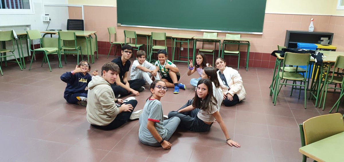 LaSalleInstituc's tweet photo. Los Grupos de los viernes están genial, pero una convivencia de #ILSA_Grupos @gruposlasalle es otro tema. Juegos, catequesis, oración, velada, "dormir" juntos, compartir comidas, gymkana,... Una experiencia que deja huella y ayuda a seguir el camino. #JuntosMejor #SomosLaSalle https://t.co/yBcCtlOPGe