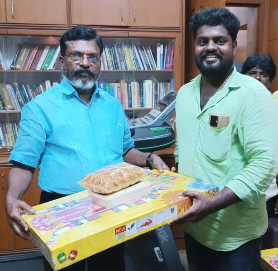 karatemonish's tweet photo. சுவாச தலைவரிடம்  தீபாவளி வாழ்த்து பெற்ற பொழுது.
@thirumaofficial #vck #VCK_SOCIAL_MEDIA #vck_rsf https://t.co/lcS0cjWvtr