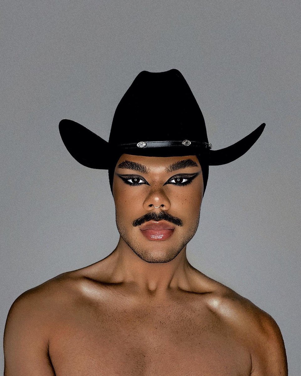 makeupbyelijah (ig) is taking us to the rodeo with our multitasking, customizable #sweetener concealer in “medium 6w” 🤎🐈‍⬛ we love seeing your spooky szn glam – keep it coming, #remflightcrew!