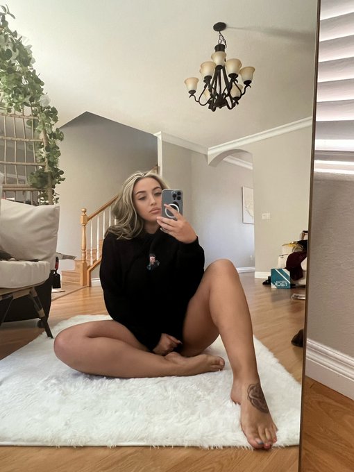 Cosy days in with my favourite hoodie. https://t.co/UcaKdKvfXh