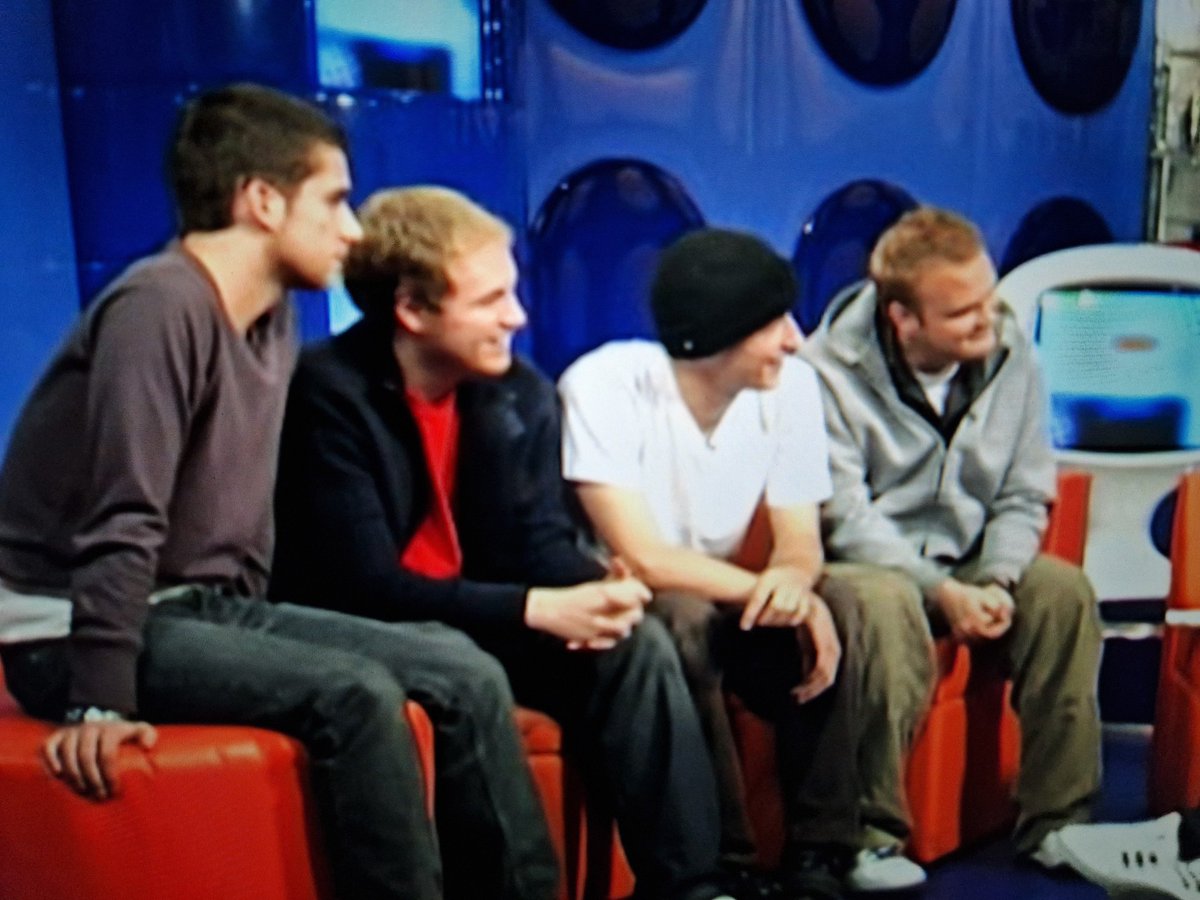 I_Ran_Away's tweet image. Look at them 

I'm voting for Coldplay for Favorite Touring Artist at the #AMAs