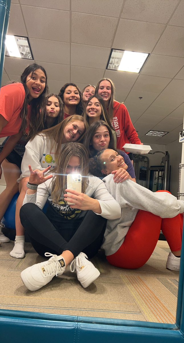mikyn_h's tweet photo. Not being able to play my final year of volleyball taught me a lot about myself. I embraced a new role of cheering, supporting, and helping coach. Most days were really difficult, but watching the growth of my teammates brought me a lot of joy. I’m so proud of you guys 🫶🏼 #10out https://t.co/iYUAELU4Y1