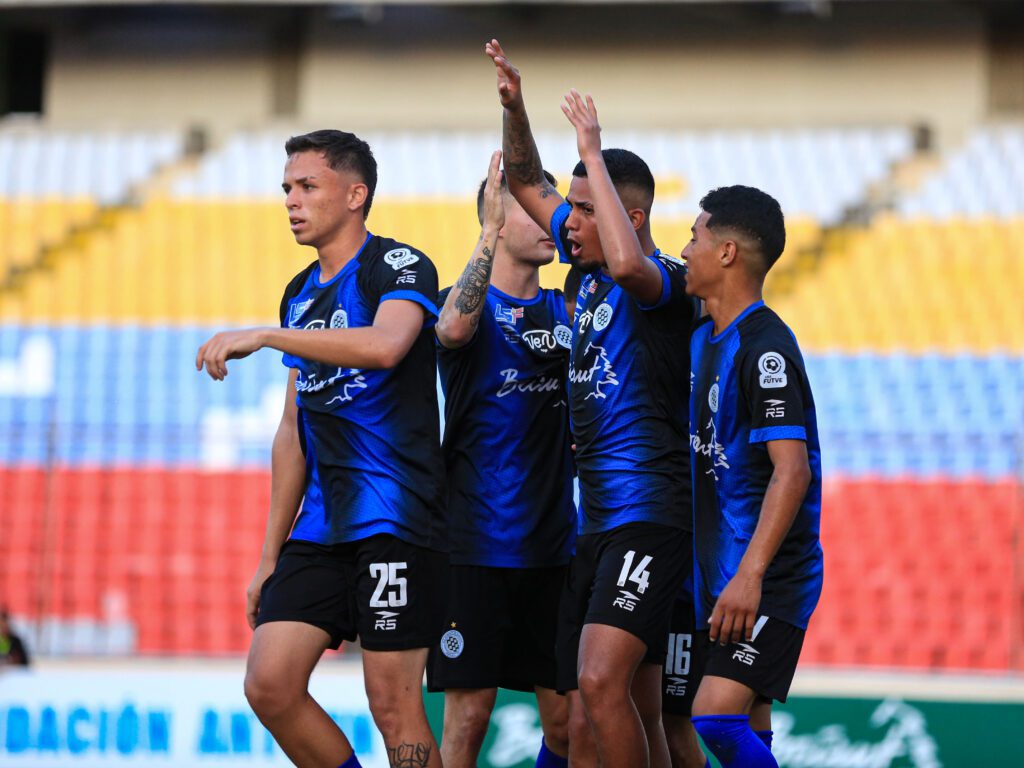 DanielQuijada10's tweet photo. 3-1 vs Carabobo: Reserva negriazul hizo respetar la casa https://t.co/95PPoEOdJZ - @MinerosGuayana https://t.co/qWf3PYLkzF