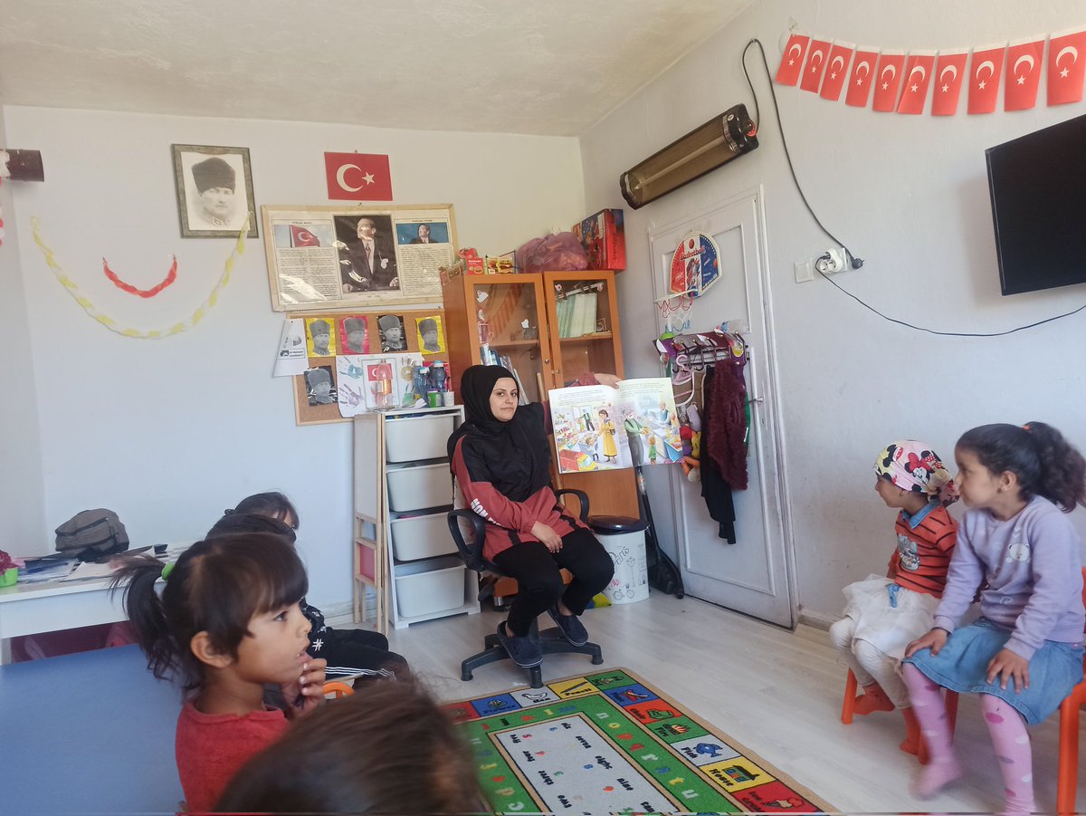 6363rch's tweet photo. Kitap okunuyor projesi kapsamında okulumuzda her gün 1 etkinlik saati öykü okunuyor
@365 gün öykü mem
@ekin2107 @IoYukar @Cihanozan18 @Diyarbakirmem @erganimem1 @erganimem2 @Murat4Kucukali https://t.co/Rmi48KNAv3