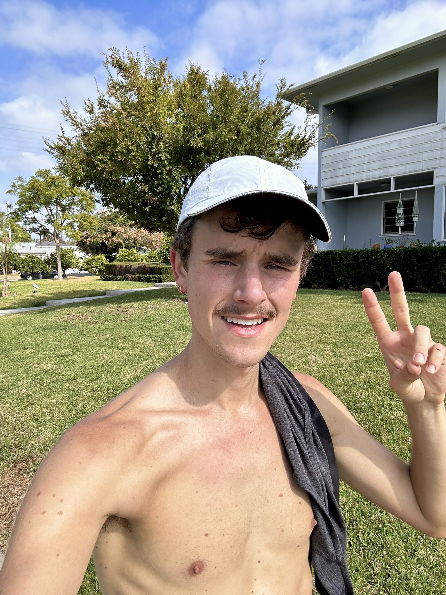 Connor Franta on X: "i havent run this far in years and certainly not this  fast…pretty proud of myself :) https://t.co/dDR8FuVcTl" / X