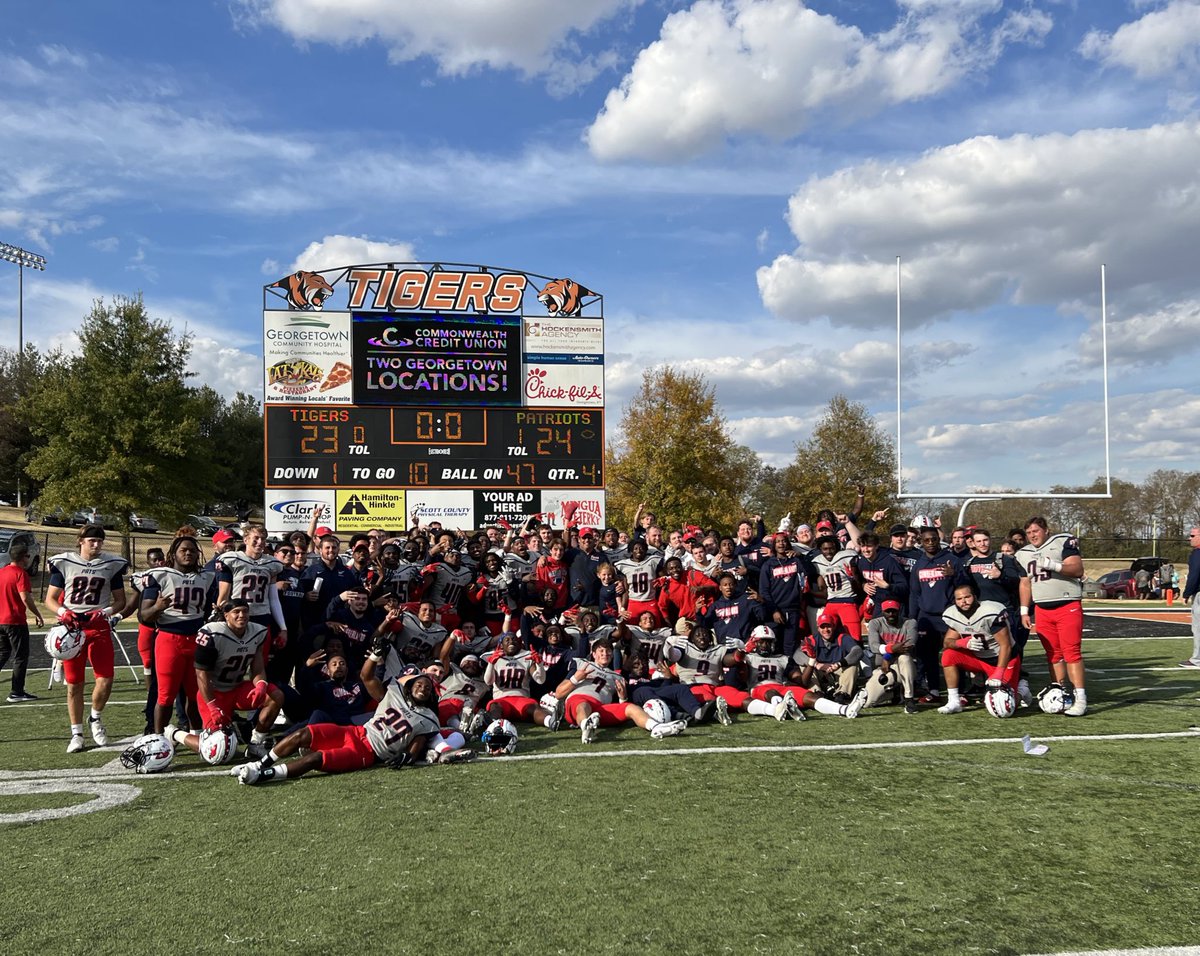 UCPatriotFball's tweet photo. YES. SIR. 
🔴⚪️🔵
#BusinessTrip #GAMEDAY
#ALLIN #GoPats #OneBigTeam https://t.co/jkNxROwIYL