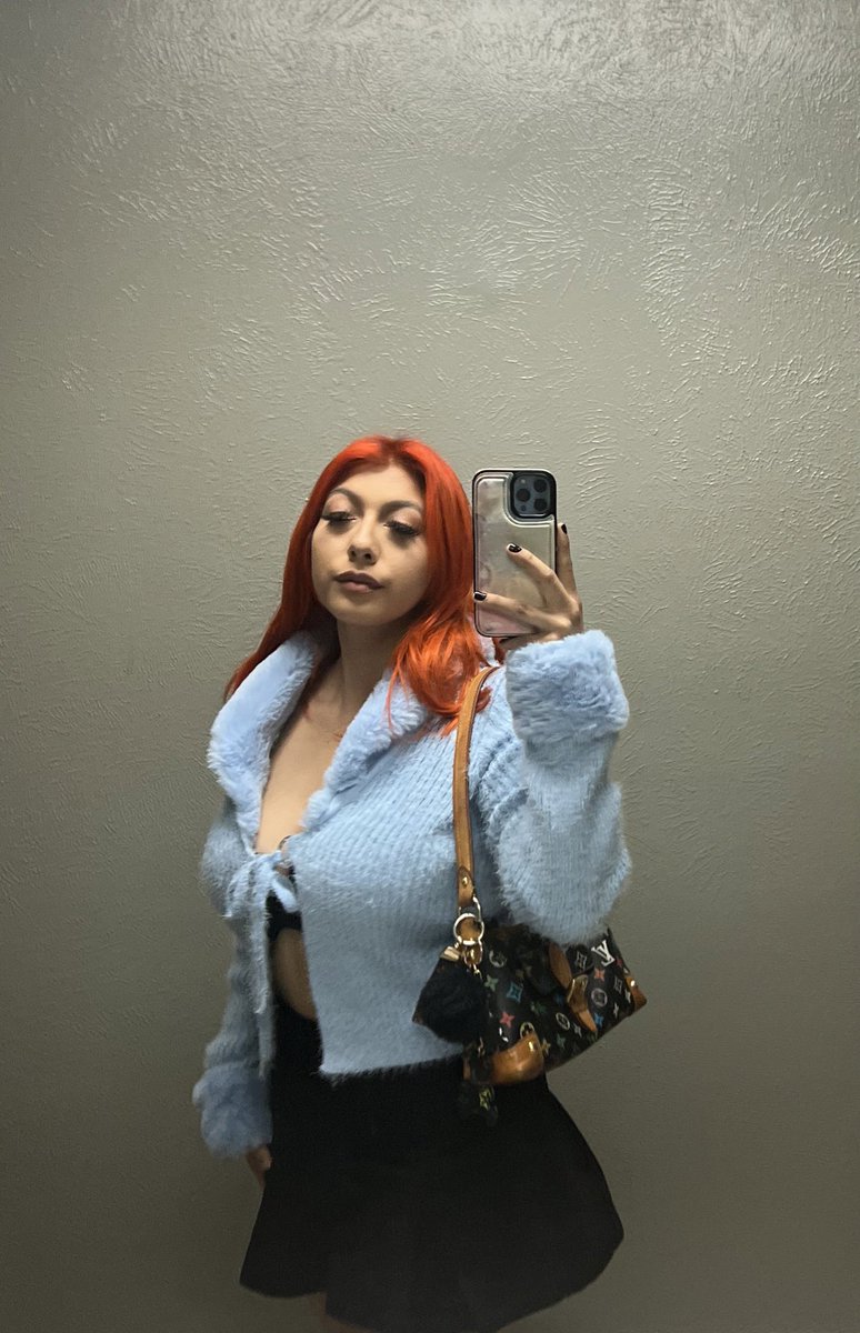 Arelygambino's tweet photo. She likes to smoke weed and mind her business 😮‍💨 https://t.co/f6AstKpDua