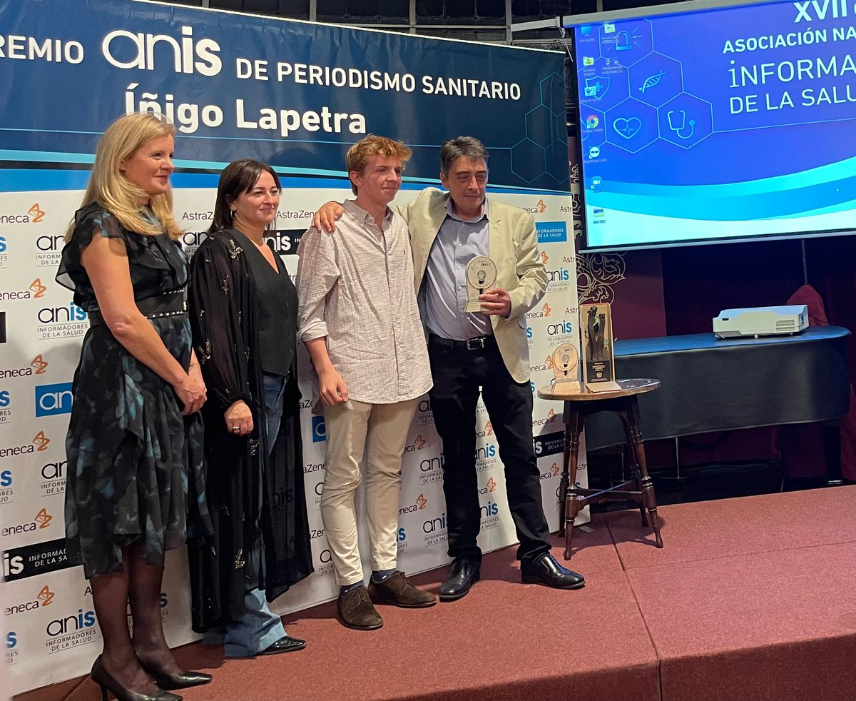 anisalud's tweet photo. El premio @anisalud de #PeriodismoSanitario #ÍñigoLapetra ha sido para @SergioAlonsoPue de @larazon que ha contado con la presencia del hijo de Íñigo Lapetra.
#Anis22 https://t.co/mU8MRbhZv2