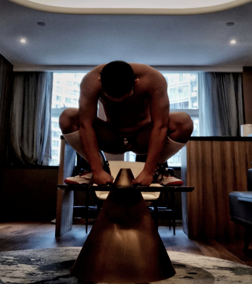 暗处，只有禁锢在少年身上的锁，还在熠熠生辉，束缚着他的奴性与欲望…