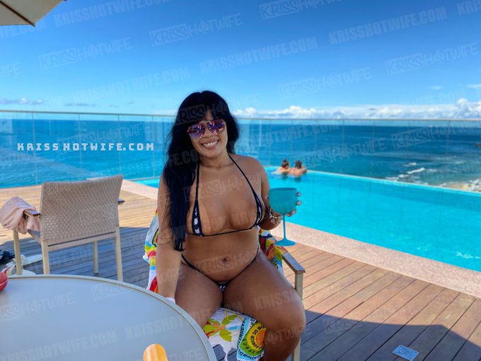 Piscina pede um mini micro biqu&iacute;ni , e os meus s&atilde;o realmente micros rs  Cliks novos j&aacute; dispon&iacute;vel vcs