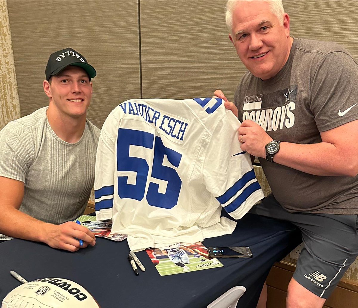 StarSportsTours's tweet photo. Many smiles from @vander_esch38 ! The last one is our personal favorite 😁😎🙃

#DETvsDAL
#DallasCowboys  #CowboysNation #CowboysTravel #WeDemBoyz #onlyatSST https://t.co/VuFQuPvDDo
