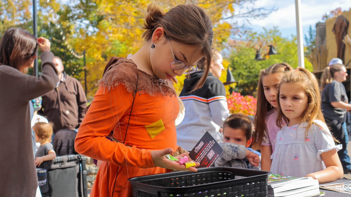 khcincynky's tweet photo. So many great costumes at #HallZOOween today! Can’t wait to see more smiling faces tomorrow! #KingsHammer https://t.co/eoYMvNMrCn