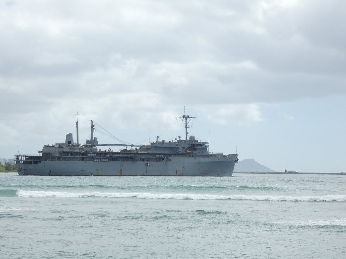 ES12071207's tweet photo. USS Frank Cable (AS-40) Emory S. Land-class submarine tender leaving Pearl Harbor, Hawaii - October 22, 2022 #ussfrankcable #as40 https://t.co/qRxKgJPFkD