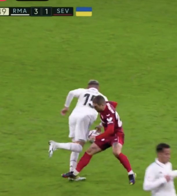 Hay como 800 uruguayos jugando en La Liga, si no hay ni uno que vaya y le rompa la rodilla al enano mala leche del Papu Gómez en algún partido tenemos que cerrar el país para siempre