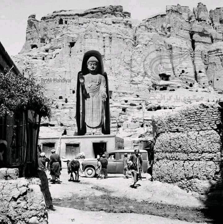 FarhikhteHamid's tweet photo. زمانی که بودا با عظمت در بامیان ایستاده بود، هنگامی که منفجر نشده بود... 
قله های بودا و عظمت صلصال
#StopHazaraGenocide https://t.co/V9wQ0g65wa