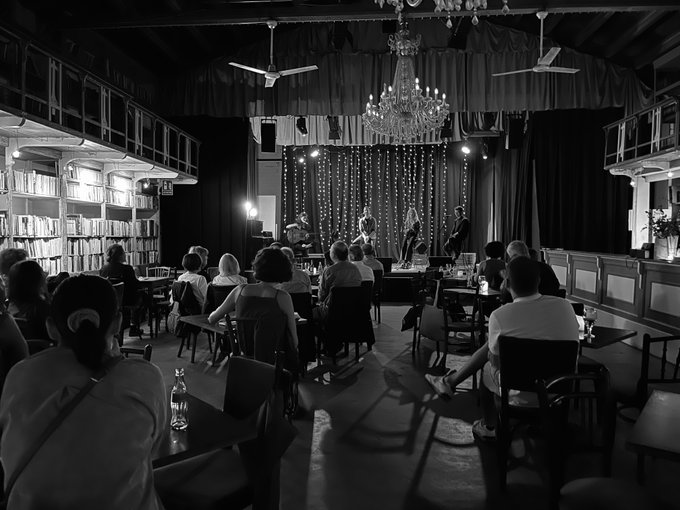 FNPoesiacat's tweet photo. ⚫️ Ahir vàrem escoltar les veus de poetes emergents al #FNP22! @Pepm_Sanz, Carla Marco, @eduard_olesti i @_ClaudiaCabero_ van inundar el @siglomercantic de poesia i música. Van aconseguir que aquest lloc emblemàtic de #SantCugat fos + poètic del que ja és. Difícil, però cert.🖤 https://t.co/UCLkk9L6K5