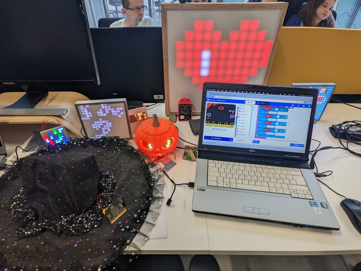 cponsard's tweet image. Girl power #CoderDojo4Girlz au Trakk de Namur avec de super activités d&apos;apprentissage au codage avec  #Scratch #legospike  et #microbit 
Bravo aux bénévoles des dojos ! #STEM #girlcode