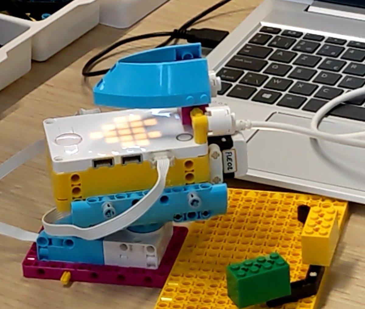 cponsard's tweet image. Girl power #CoderDojo4Girlz au Trakk de Namur avec de super activités d&apos;apprentissage au codage avec  #Scratch #legospike  et #microbit 
Bravo aux bénévoles des dojos ! #STEM #girlcode
