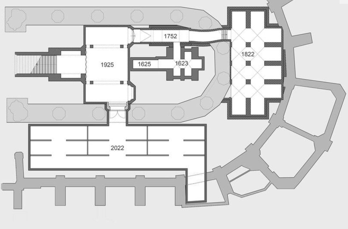 Sinds de bijzetting van De Zwijger (1584) rusten bijna Oranjes in de Delftse Nieuwe Kerk. Omdat na de bijzetting van prins Bernhard (2004) de maximale capaciteit vrijwel bereikt is, wordt er sinds april 2021 gewerkt aan een uitbreiding voor ongeveer 20 personen. (Foto, feb 2022)