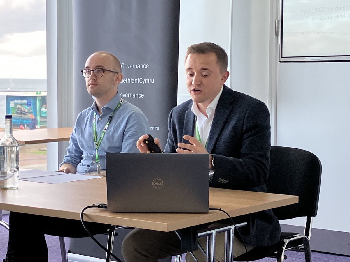 WalesGovernance's tweet photo. Sesiwn arbennig heddiw yn #Plaid22. Dadansoddiad eang o sefyllfa cyllidol Cymru gan @Guto_Ifan a @CianTudur. Bydd sleidiau ar ein wefan yn fuan!
Wide-ranging analysis of current and future fiscal prospects for 🏴 by Guto & Cian at #Plaid22. Slides up on the WGC website soon! https://t.co/AAFH2gwRlK
