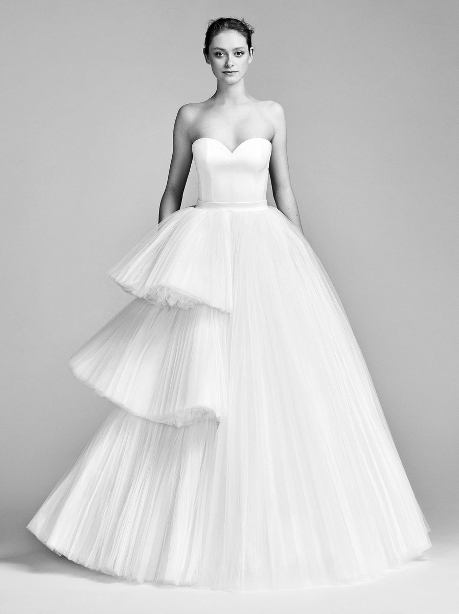 Miki_Trent's tweet photo. El sábado pasado me preguntaron ¿cuál era mi colección favorita de vestidos de novia?
Es la de Viktor &amp; Rolf del Bridal de primavera del 2018, Que es perfecta.
Si se casaran hoy ¿cuál de estos elegirían? https://t.co/cYma7ka3TG