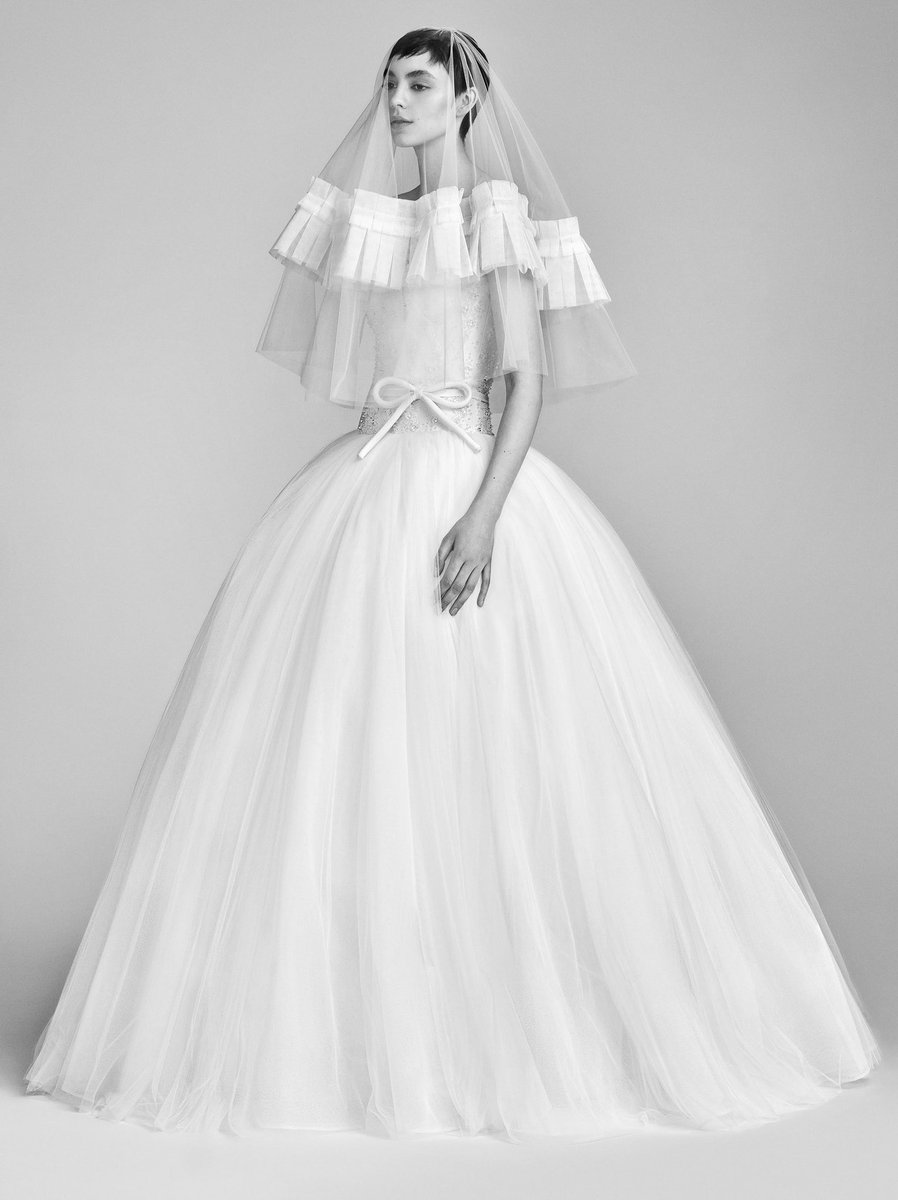 Miki_Trent's tweet photo. El sábado pasado me preguntaron ¿cuál era mi colección favorita de vestidos de novia?
Es la de Viktor &amp; Rolf del Bridal de primavera del 2018, Que es perfecta.
Si se casaran hoy ¿cuál de estos elegirían? https://t.co/cYma7ka3TG