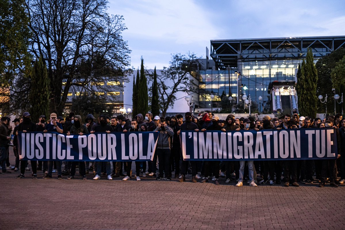 Remparts2Lyon's tweet photo. 🦁 Hier soir, la jeunesse lyonnaise était réunie pour manifester en l’honneur de Lola et de toutes les victimes de l’immigration.

#lyon #lola12ans #manifestation https://t.co/6cgt6um0Cw