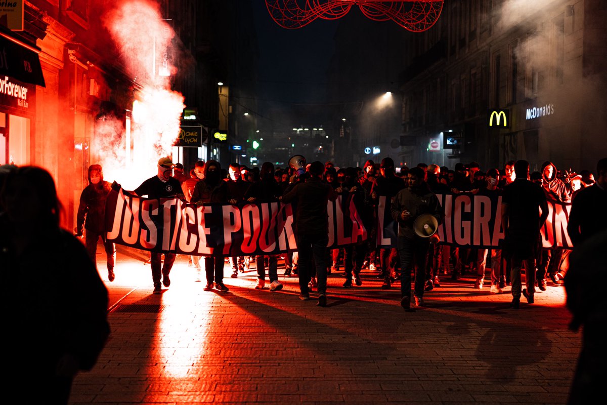 Remparts2Lyon's tweet photo. 🦁 Hier soir, la jeunesse lyonnaise était réunie pour manifester en l’honneur de Lola et de toutes les victimes de l’immigration.

#lyon #lola12ans #manifestation https://t.co/6cgt6um0Cw