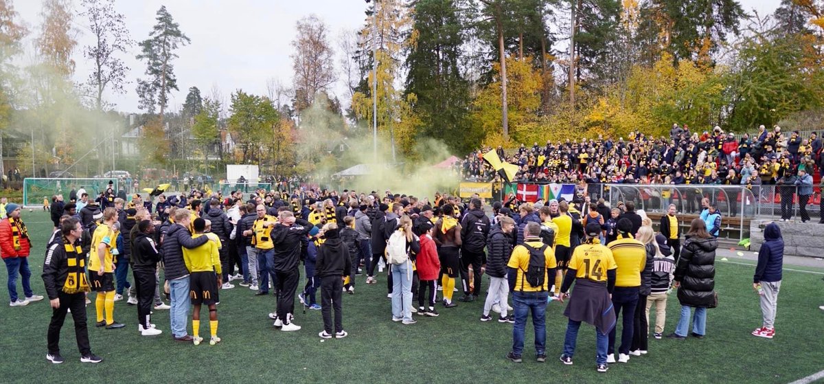 Melløs stadion. Pølse i vaffel. <a href="/thmyhre/">Thomas H Myhre</a>. Kællane. <a href="/Kraakevingen/">Kråkevingen</a>. Øre Villa. Einar Jan Aas. Rune Tangen. Alle har røkka opp 

Sist <a href="/MossFK1906/">Moss Fotballklubb</a> spelte på nivå 2 var i 2010. 

Neste år blir OBOS-ball!

Dette er stort. Veldig stort!